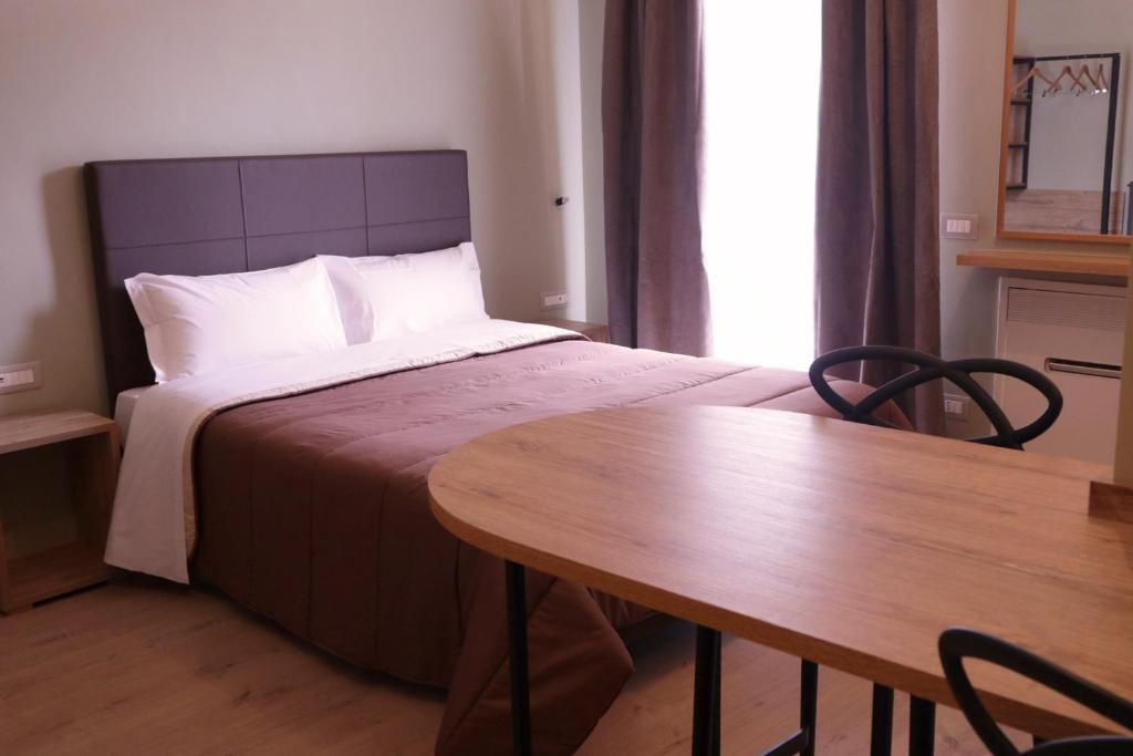 Postel nebo postele na pokoji v ubytování Manhattan Room & Suite
