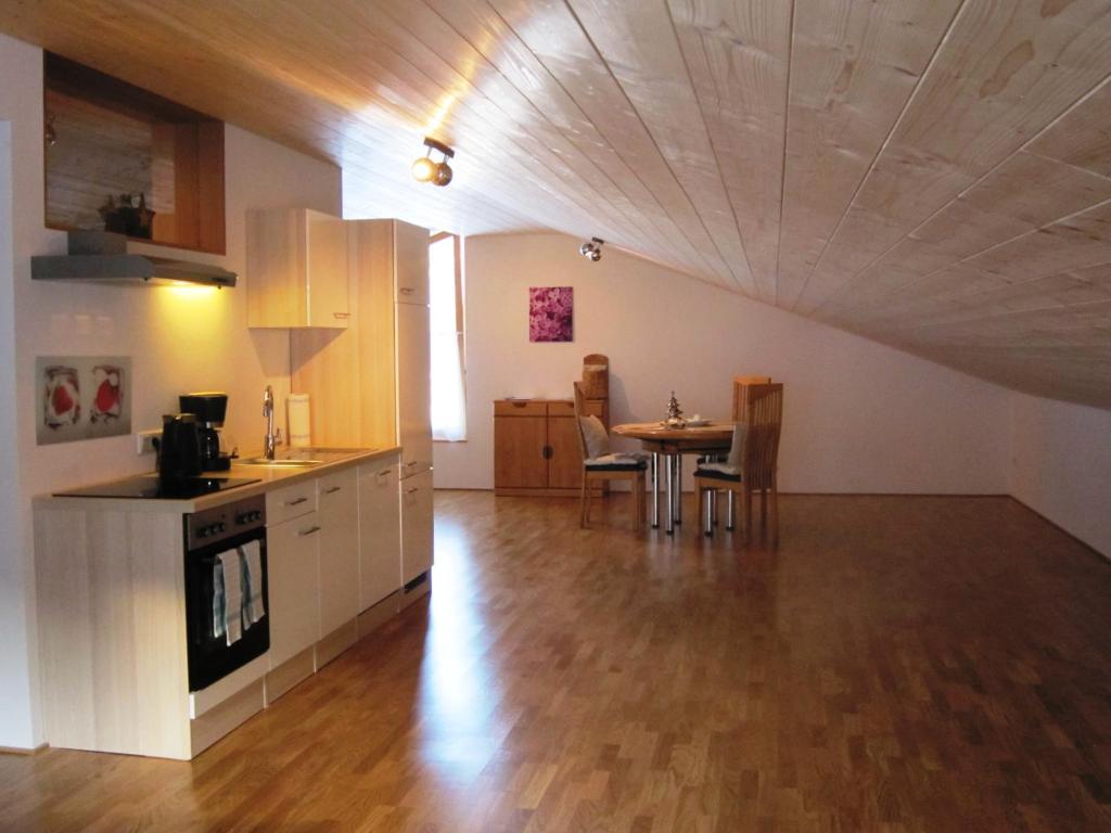 uma cozinha e sala de jantar com uma mesa num quarto em Studio Bergblick em Mellau