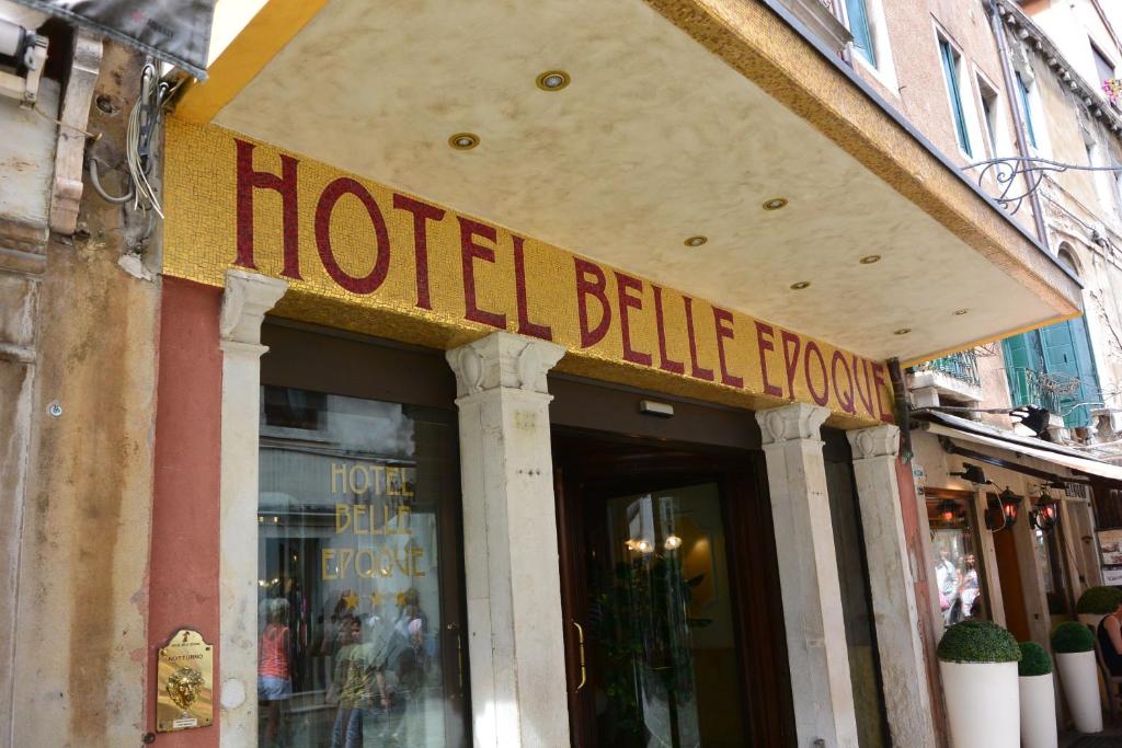 un cartello con la bolla di un hotel sul lato di un edificio di Hotel Belle Epoque a Venezia