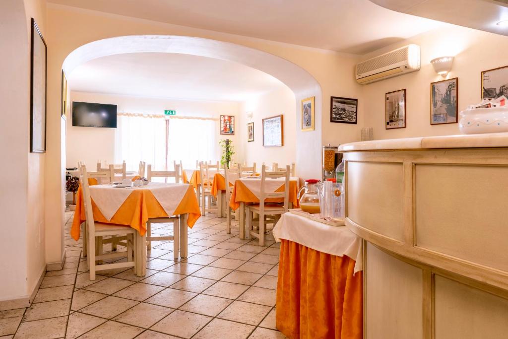 Uma TV ou centro de entretenimento em Hotel Cavour