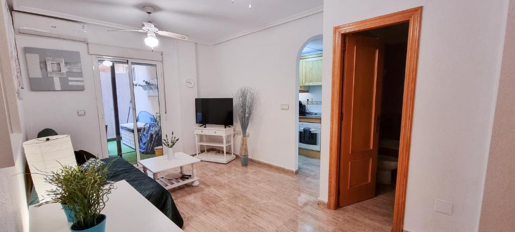 Televízia a/alebo spoločenská miestnosť v ubytovaní Cozy apartment 200m from the beach