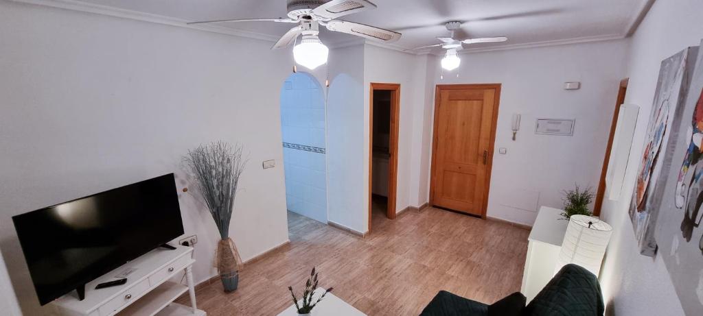 Televízia a/alebo spoločenská miestnosť v ubytovaní Cozy apartment 200m from the beach