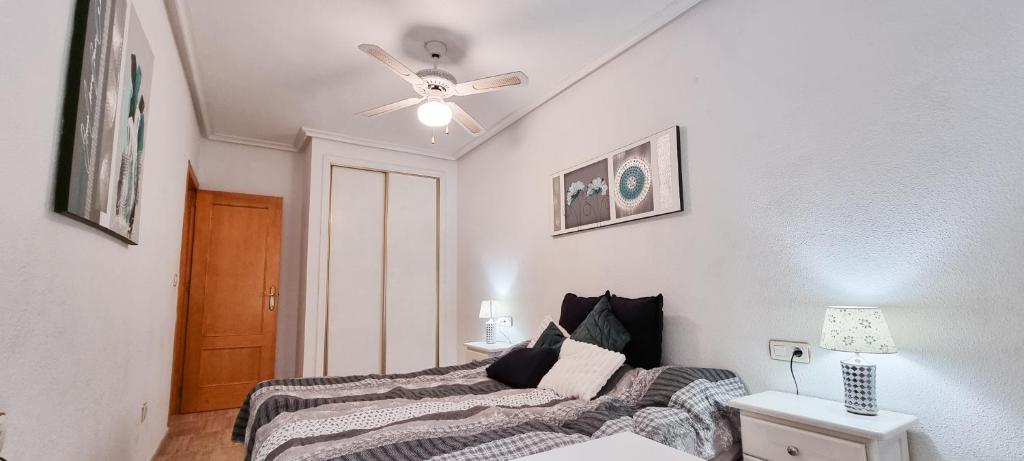 Posteľ alebo postele v izbe v ubytovaní Cozy apartment 200m from the beach