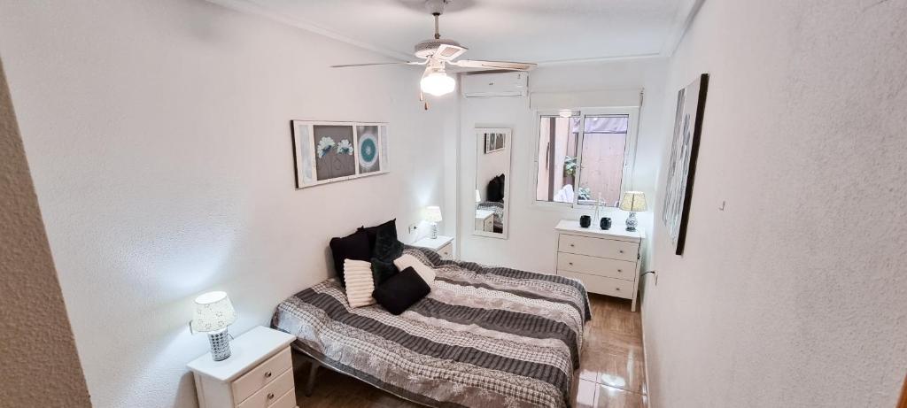 Posteľ alebo postele v izbe v ubytovaní Cozy apartment 200m from the beach