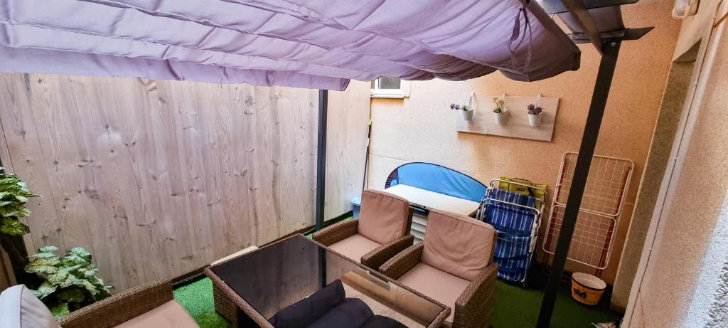 Posedenie v ubytovaní Cozy apartment 200m from the beach