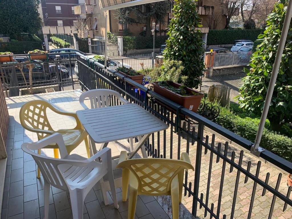 uma mesa e cadeiras sentadas em cima de uma varanda em Incantevole Residenza Retro em Parma