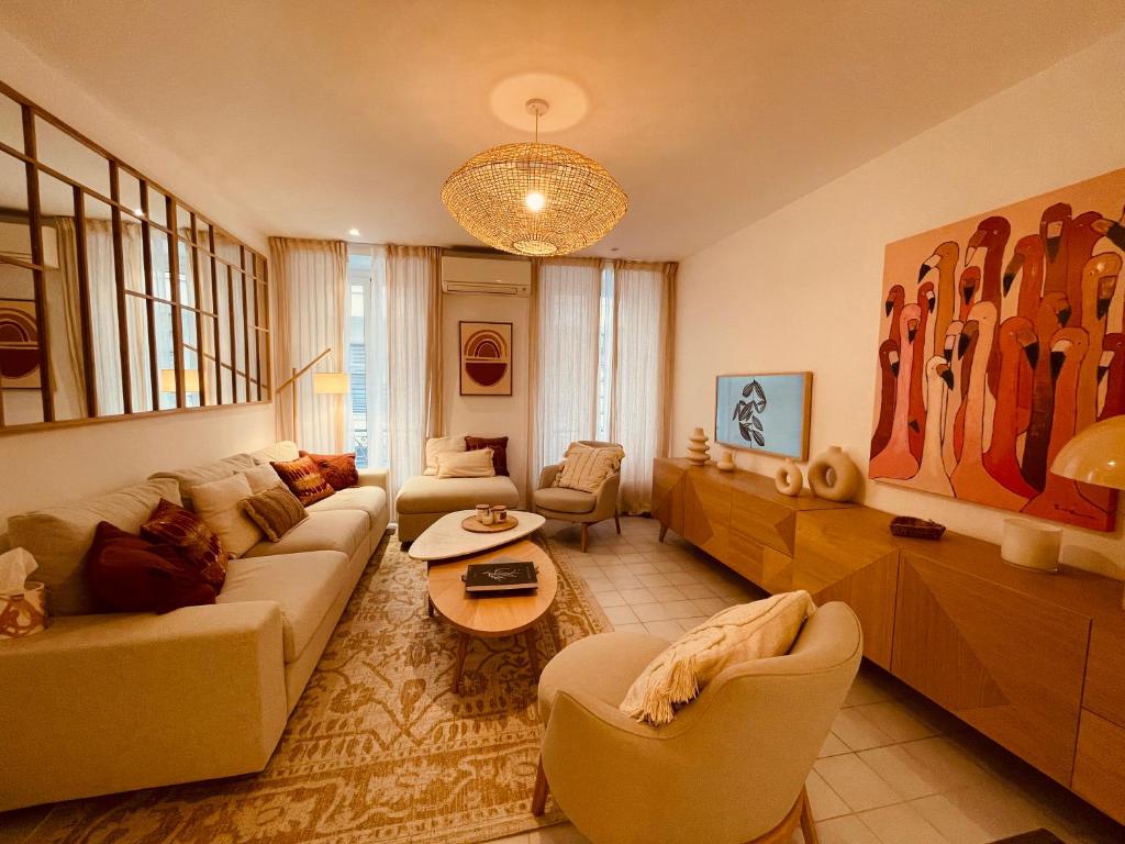 een woonkamer met een bank en een tafel bij Nice Renting - PAGANINI - Spacious Apartment - 2 BedRooms - King Bed - Bathtub - Heart of Nice in Nice