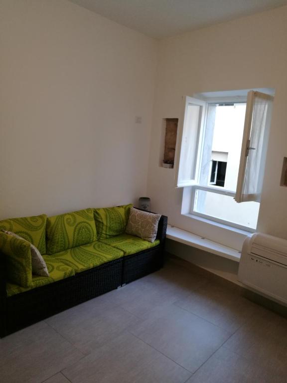 A seating area at Acquamarina