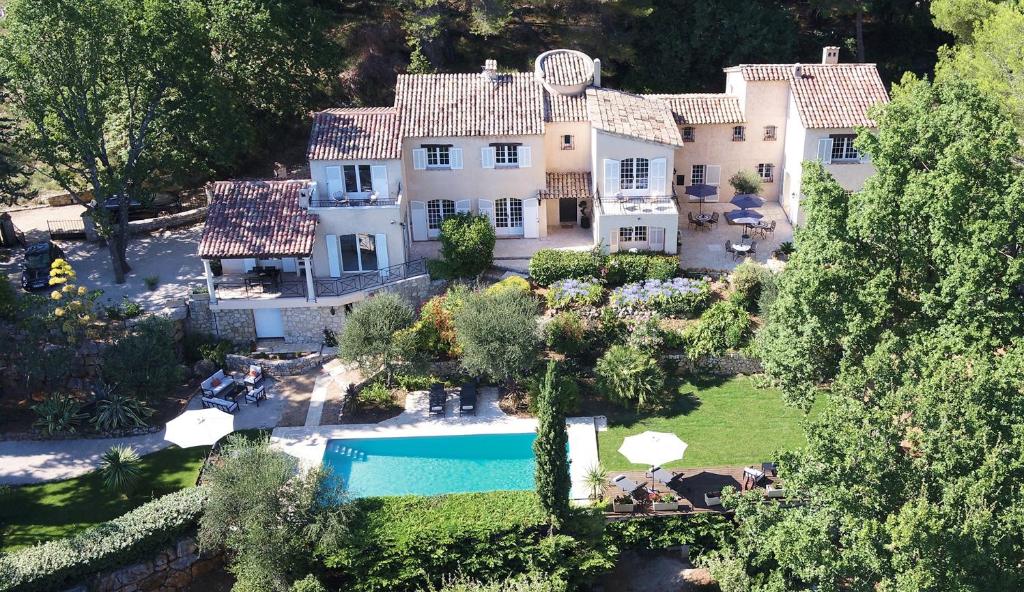 - une vue aérienne sur une maison avec une piscine dans l'établissement Les Hauts de la Riviera, à Cabris