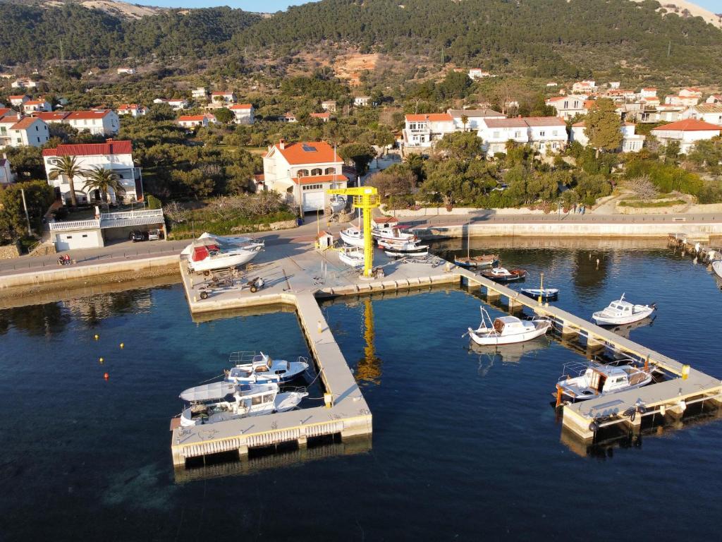 eine Luftansicht auf einen Yachthafen mit Booten im Wasser in der Unterkunft Apartmani Petra Španjol in Banjol