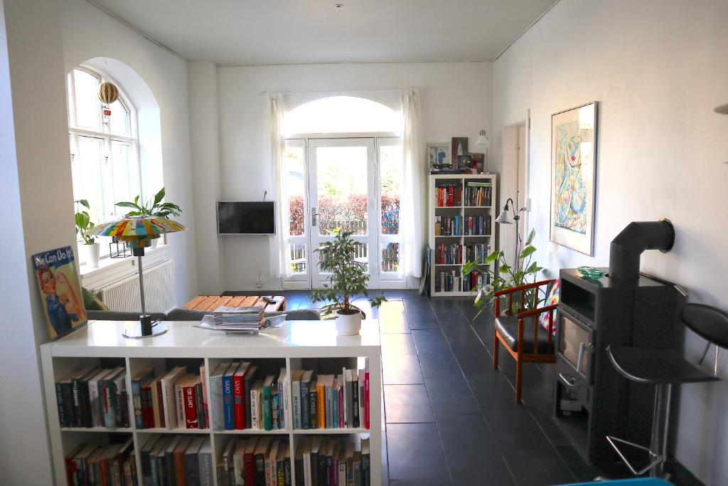 una sala de estar con una estantería llena de libros en Michael's en Copenhague