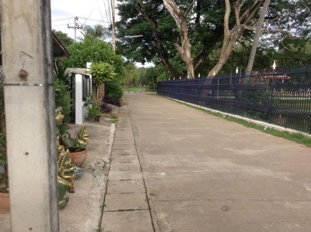 Um jardim em Space Ben Guest House @ Muangkao