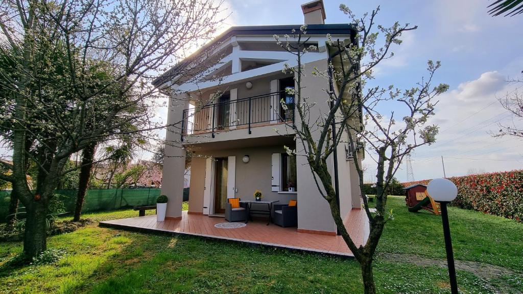 Casa blanca con balcón en un patio en B&B Villa Venezia en Mira