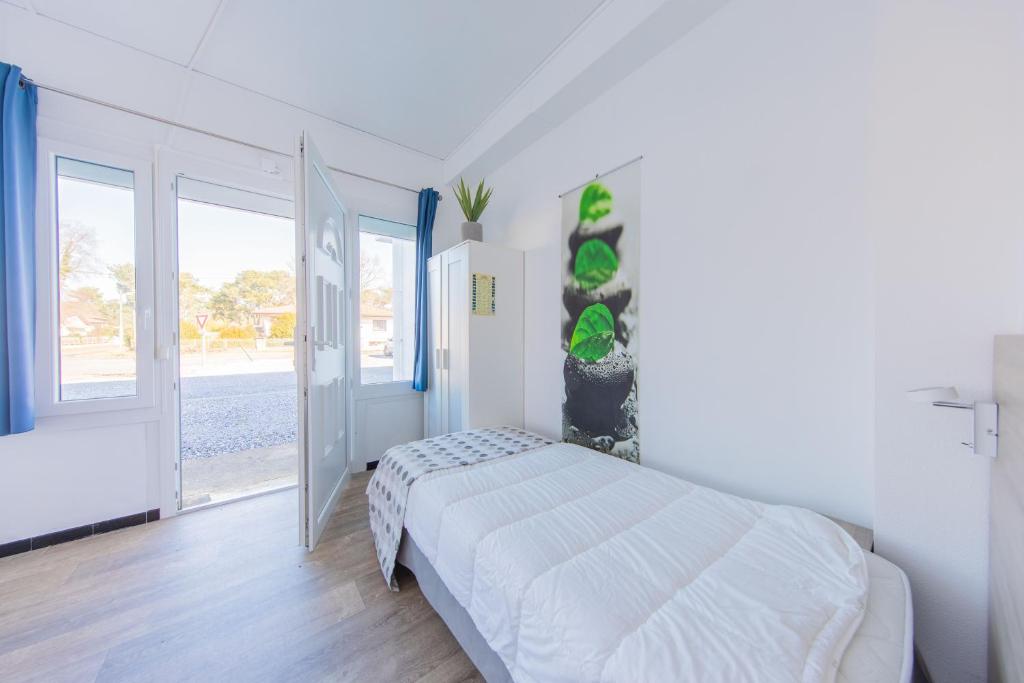 Postel nebo postele na pokoji v ubytování Hôtel Land'Azur
