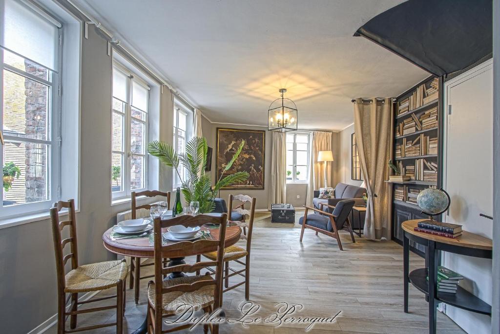 翁弗勒爾的住宿－La Venelle des Greniers à Sel，客厅设有餐桌和椅子