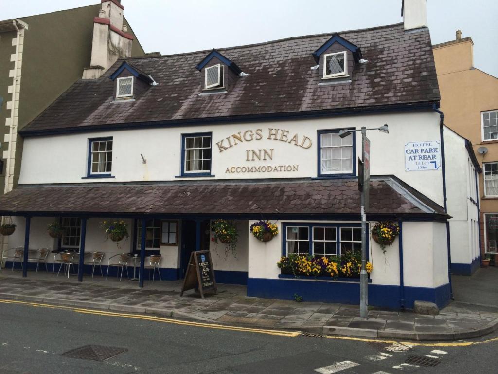 un edificio en la esquina de una calle en The Kings Head Inn, en Llandovery