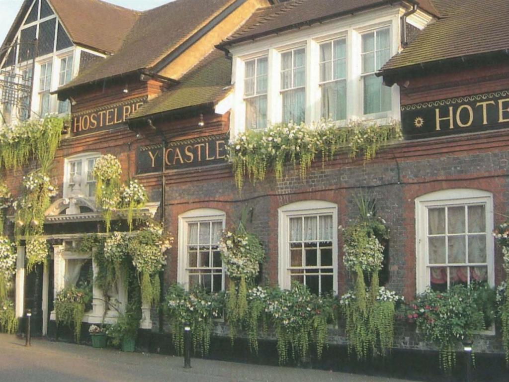 un hôtel avec des plantes sur le côté d'un bâtiment dans l'établissement The Castle Inn Hotel, à Steyning