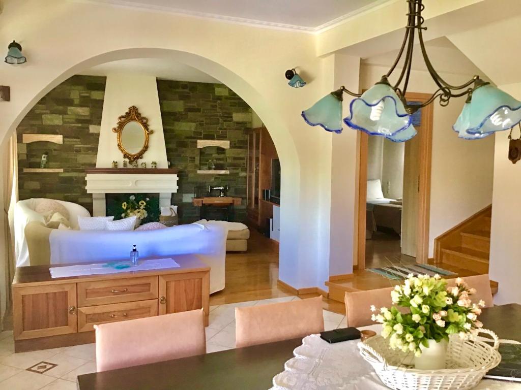 uma sala de estar com um sofá e uma mesa em Villa Persephone em Megali Ammos