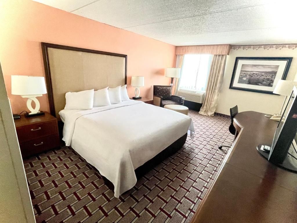 Fairbridge Hotel Cleveland East - Deluxe King Room