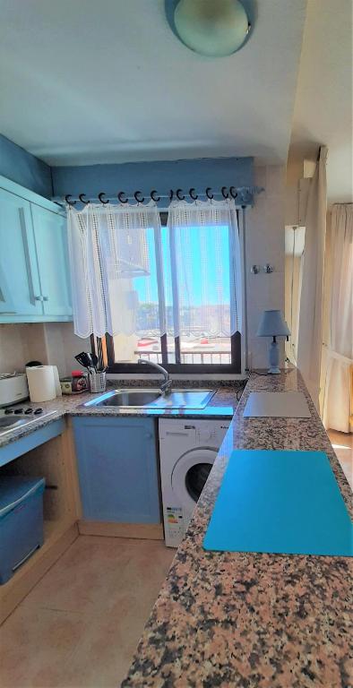 Kuchyňa alebo kuchynka v ubytovaní Precioso apartamento con ascensor a 80 metros del mar