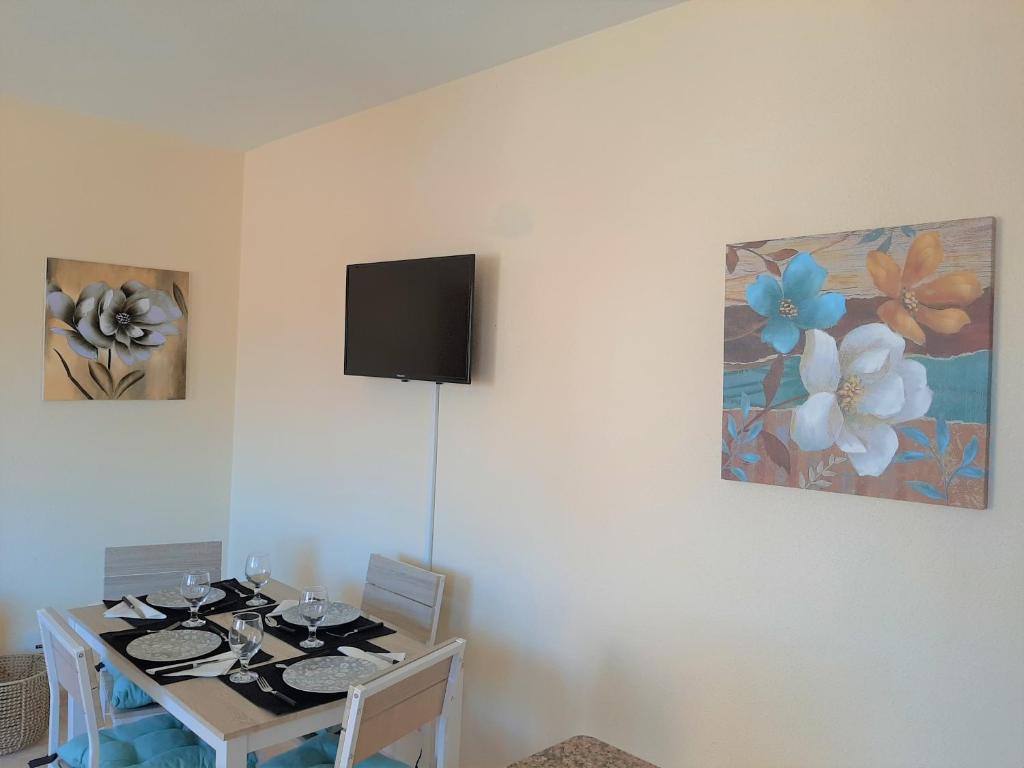 Televízia a/alebo spoločenská miestnosť v ubytovaní Precioso apartamento con ascensor a 80 metros del mar