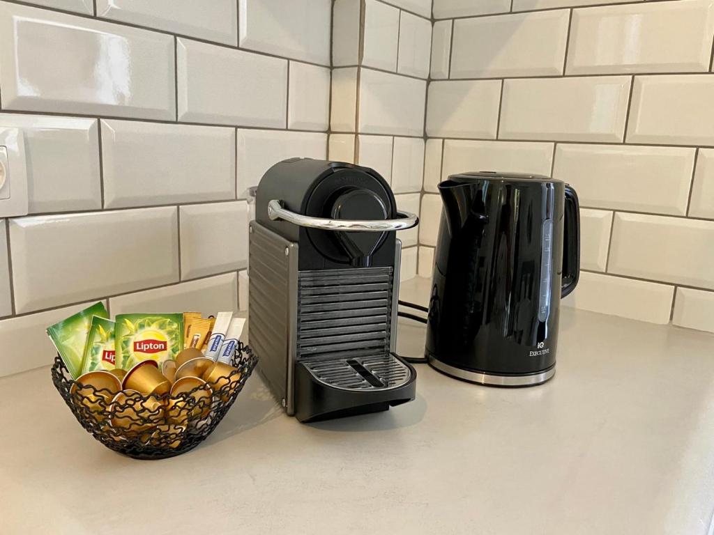 un tostapane seduto accanto a un cesto di cibo di Batsi Seaside Apartment a Mpatsi (Batsi)