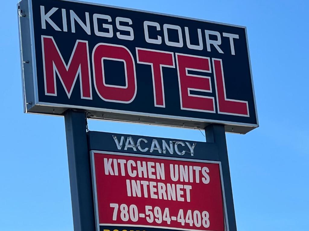 Kings Court Motel في Cold Lake: علامة لموتيل kings court
