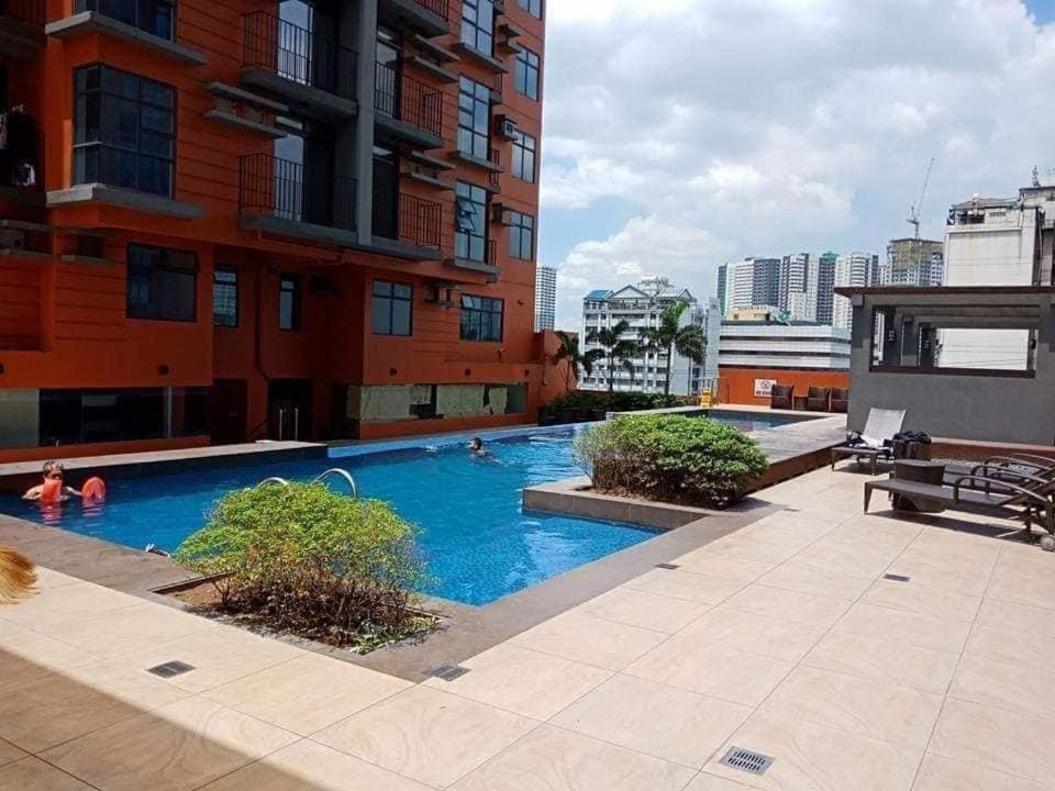 ein Schwimmbad in der Mitte eines Gebäudes in der Unterkunft 2BR Portovita Condominium North Tower in Manila