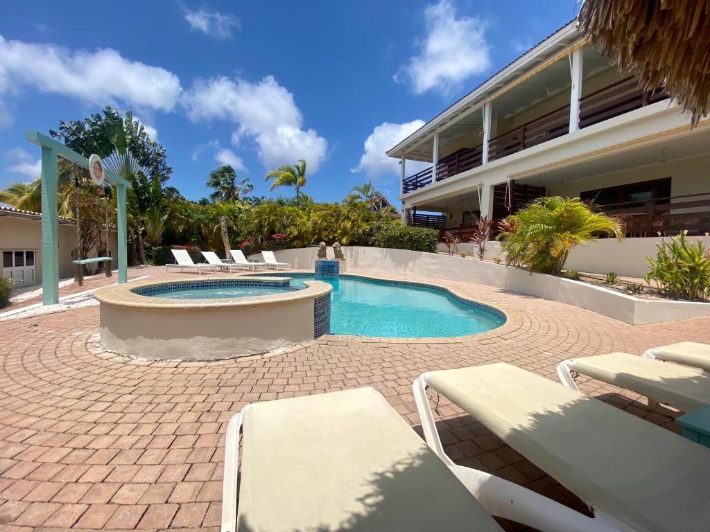 Bazén v ubytování Home Sweet Home Jan Thiel Curacao best view nebo v jeho okolí