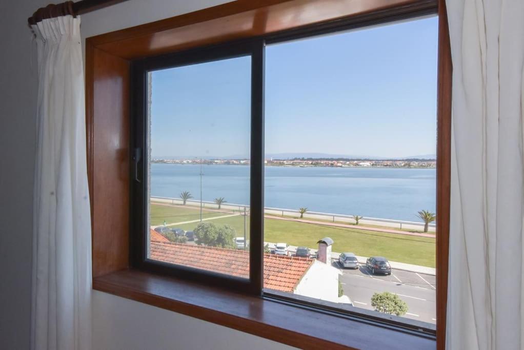 una ventana con vistas al agua en Casa Golfinho (2ºandar) - Costa Nova, en Gafanha da Encarnação