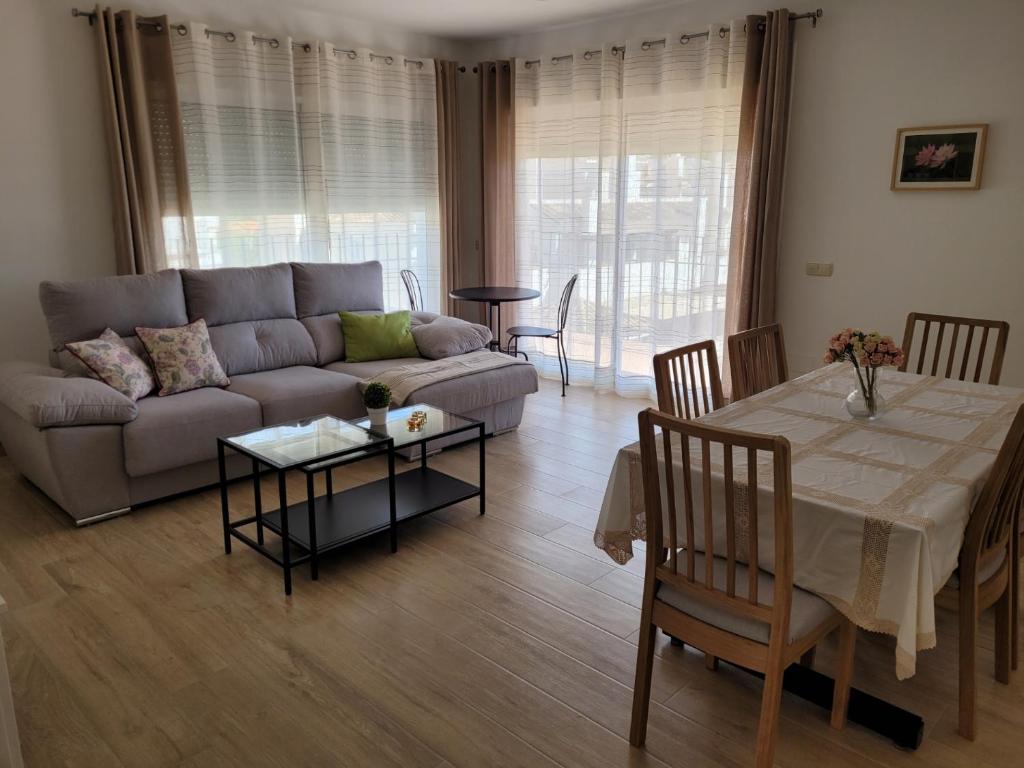 ein Wohnzimmer mit einem Sofa und einem Tisch in der Unterkunft Marbella Centro in Marbella