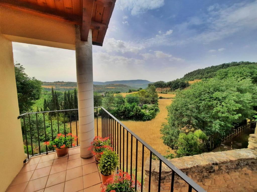 balcón con vistas a un campo y a los árboles en Cal Planell Casa Rural, en Vall-Llebrera