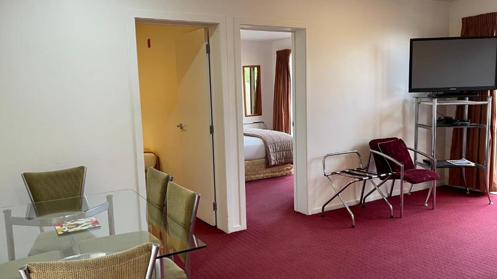 TV a/nebo společenská místnost v ubytování Chantillys Motor Lodge