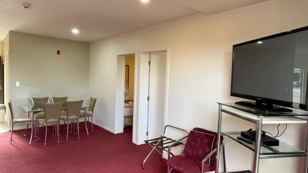 TV a/nebo společenská místnost v ubytování Chantillys Motor Lodge