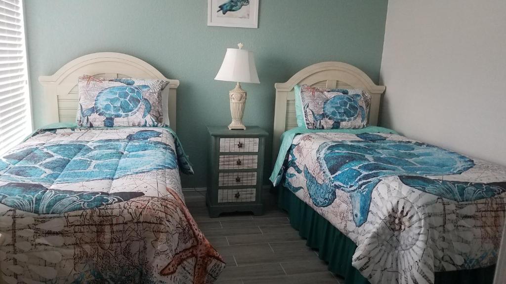 1 dormitorio con 2 camas individuales y lámpara en 2BR/1BA Sienna Park, Sarasota Fl, en Sarasota