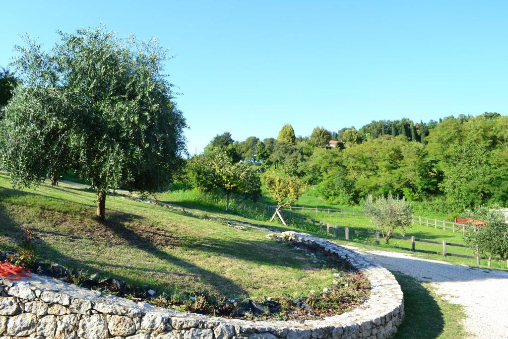 Vonkajšia záhrada v ubytovaní Casale La Rocchetta