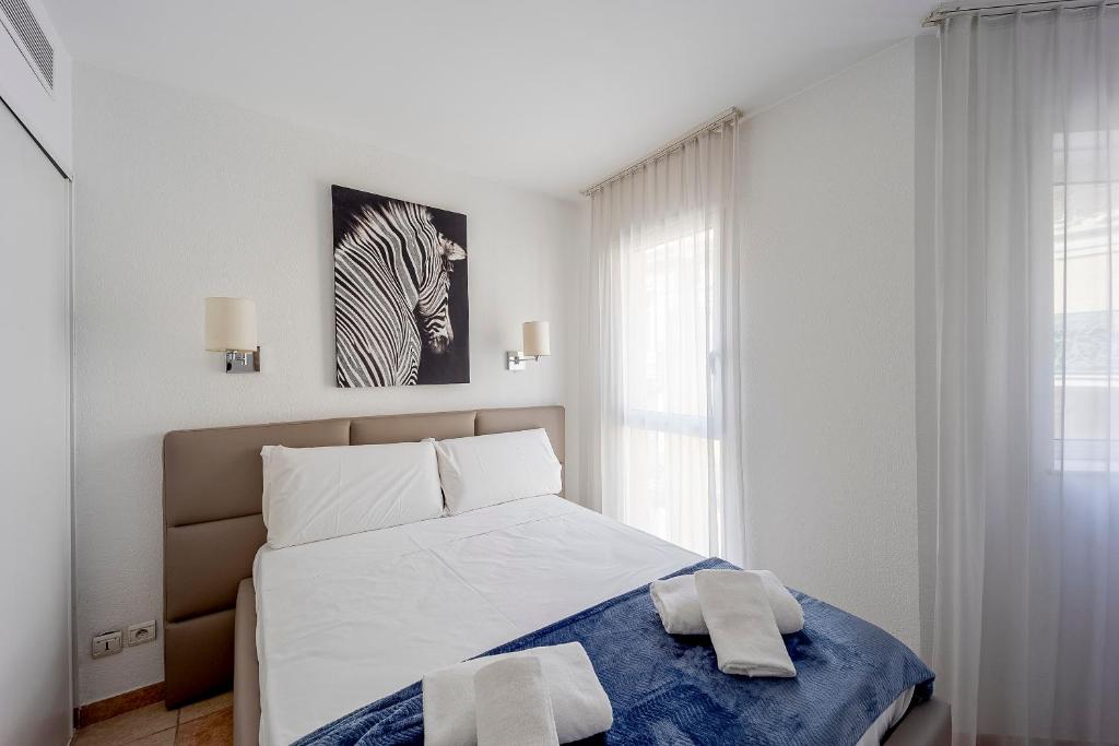 een slaapkamer met een bed met twee handdoeken erop bij Over Monaco Apartment - 100m from Monaco - Roof Swimming Pool in Beausoleil