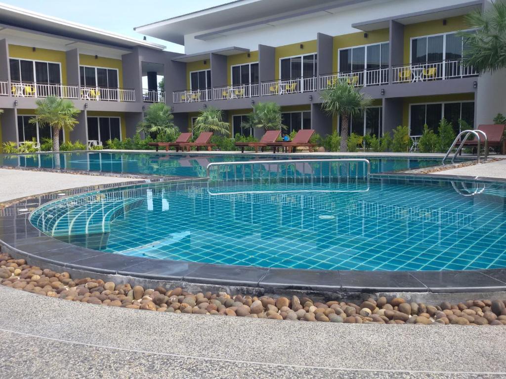 Bazén v ubytování Gypsy Sea View Resort- Phi Phi Island nebo v jeho okolí