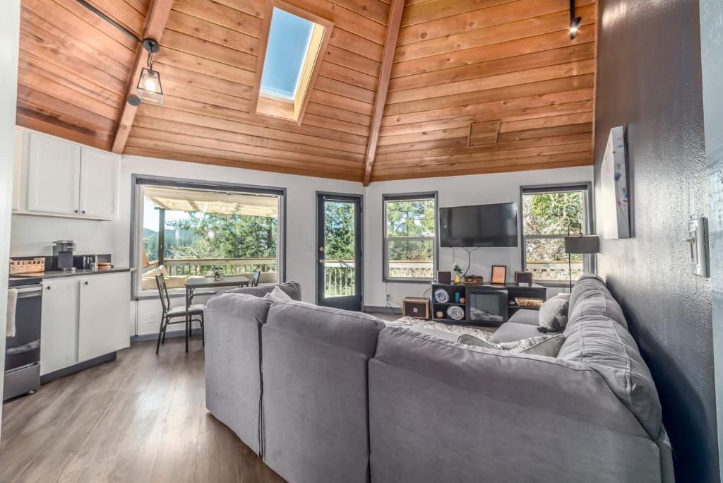 Treehouse Apartment, Eugene, USA