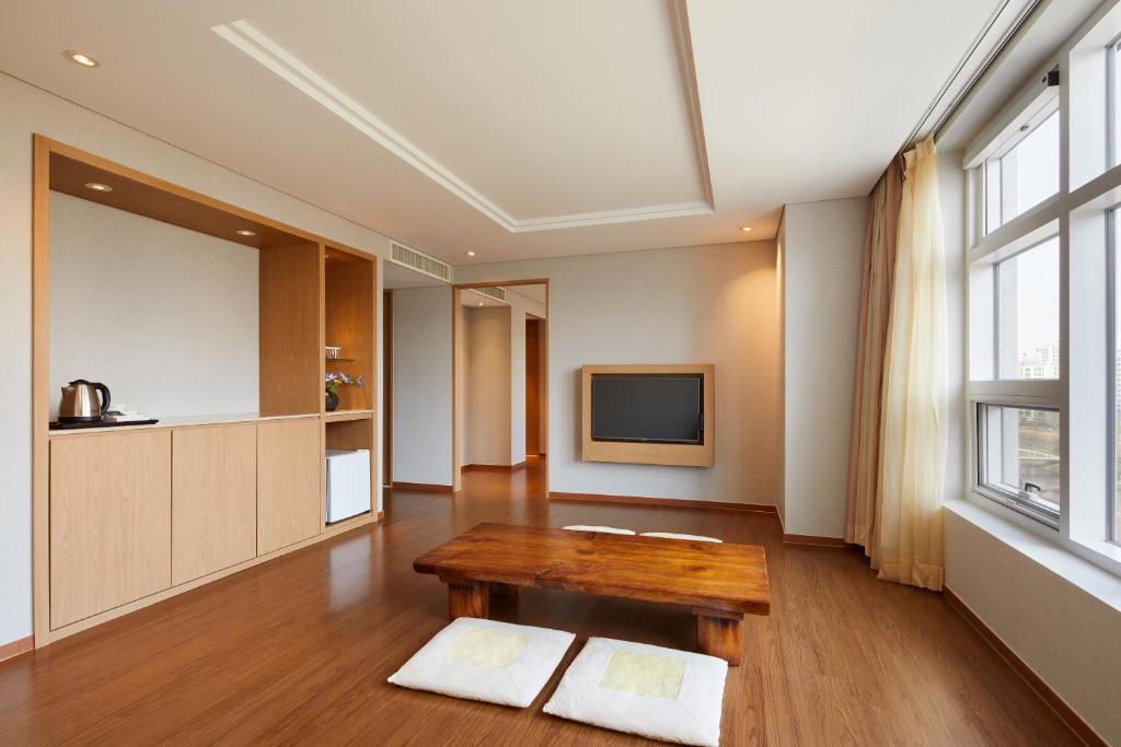 TV a/nebo společenská místnost v ubytování Wirye Militopia Hotel By Marine
