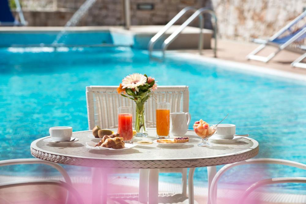 Bazén v ubytování Park Hotel La Grave nebo v jeho okolí