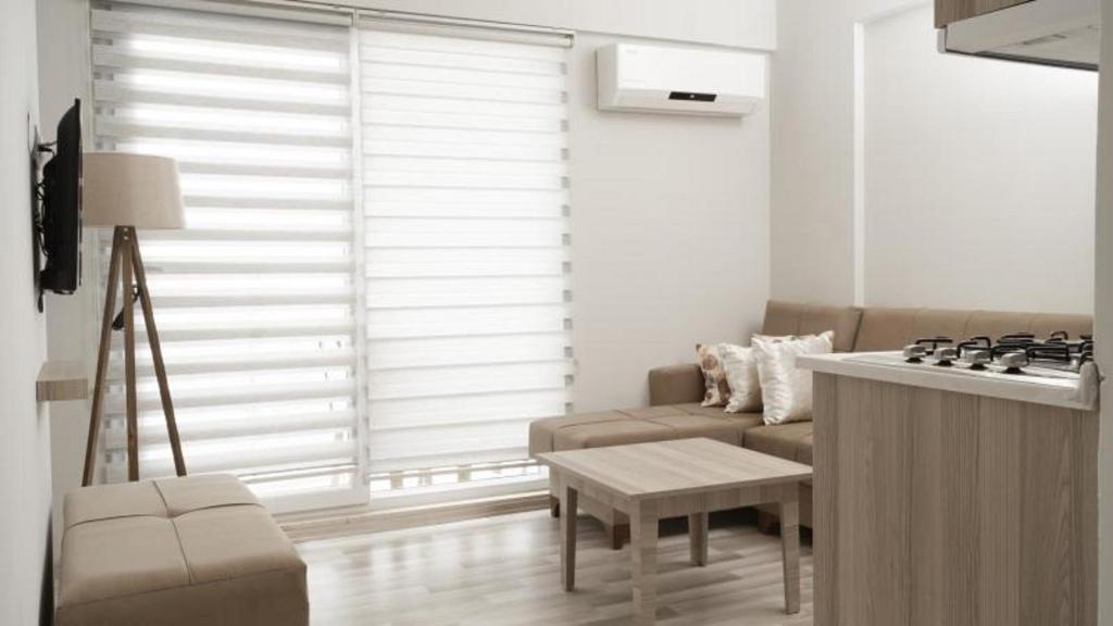 un soggiorno con divano e piano cottura di Room in Apartment - Kusadasi Residence 21 2 Bedroom and Living room a Aydın