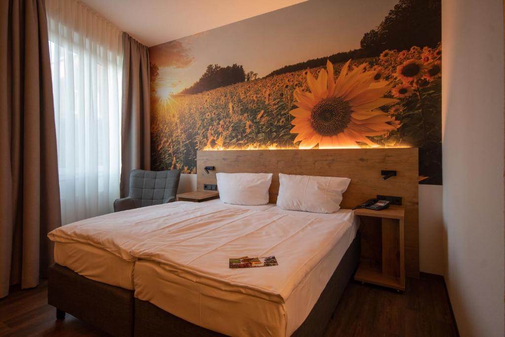 Postel nebo postele na pokoji v ubytování Hotel Stadt Aurich