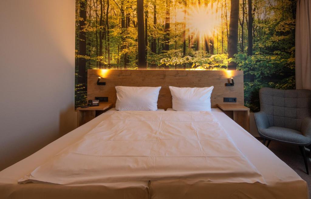 Postel nebo postele na pokoji v ubytování Hotel Stadt Aurich