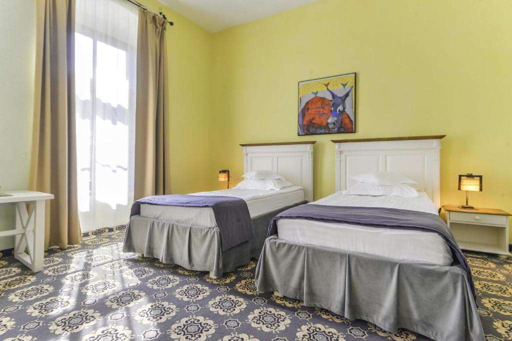 Postel nebo postele na pokoji v ubytování Hotel Sighişoara