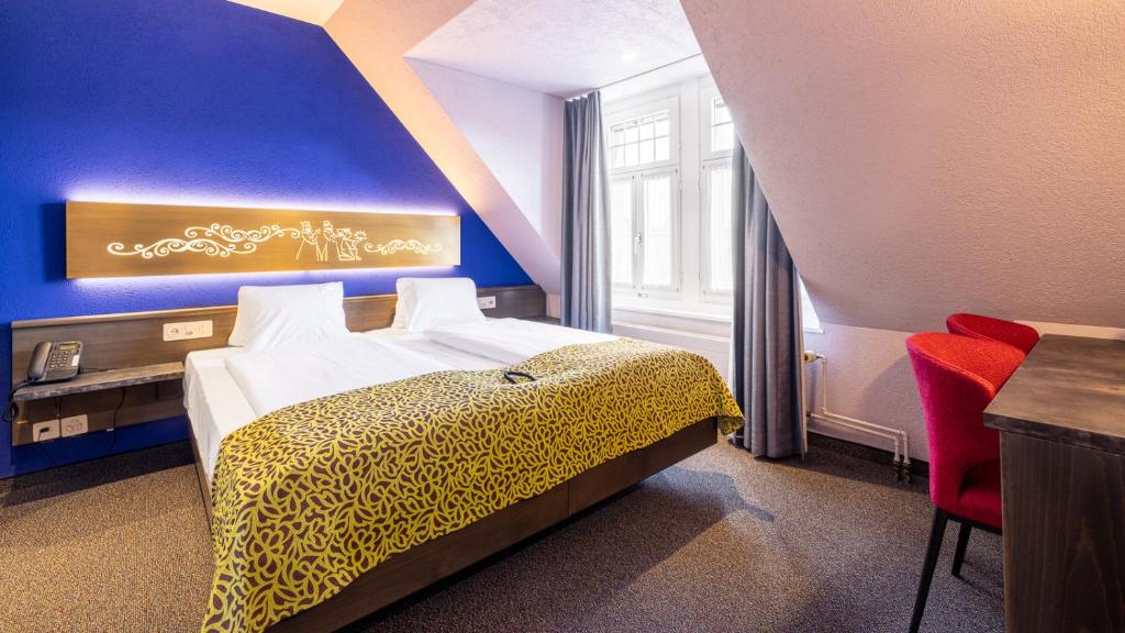 Postel nebo postele na pokoji v ubytování Hotel Drei Könige Luzern