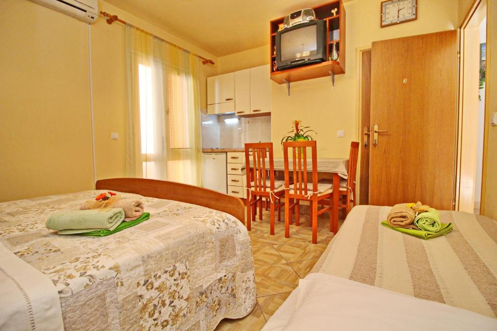 Łóżko lub łóżka w pokoju w obiekcie Apartments Sea Line