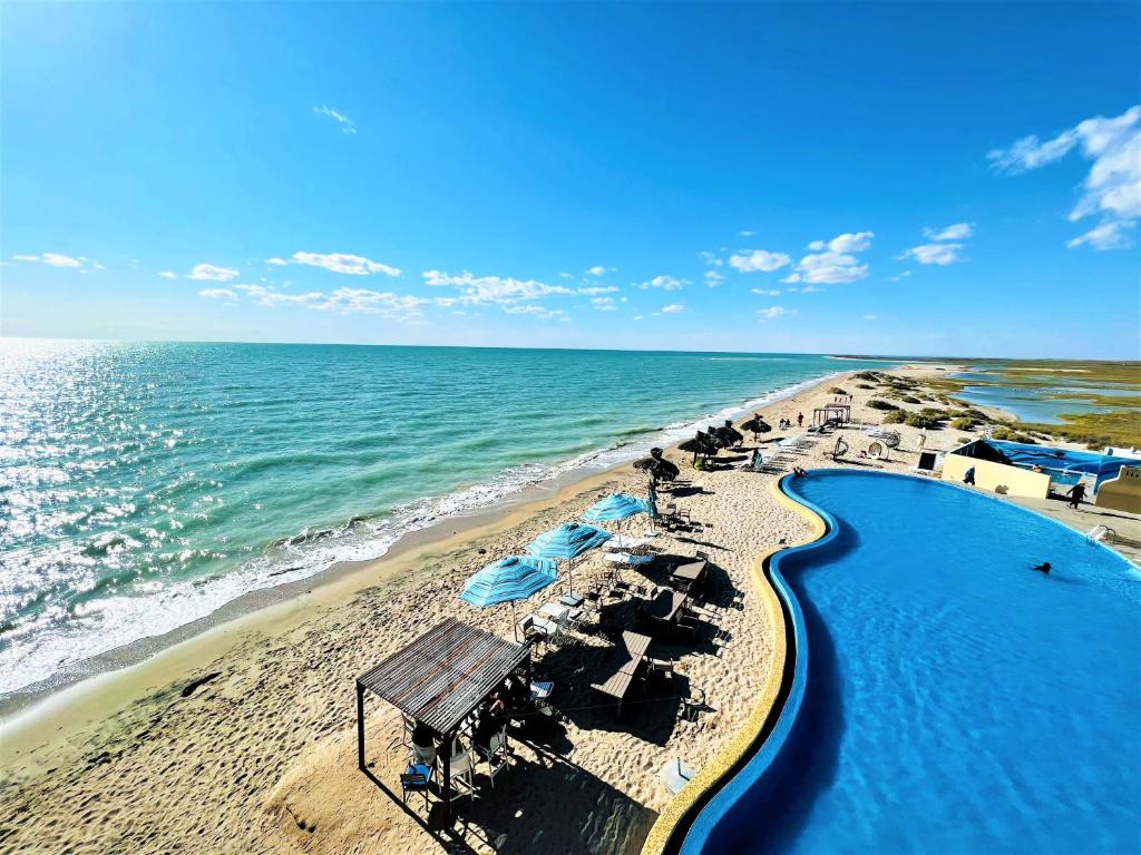 eine Luftansicht auf einen Strand mit einem Pool in der Unterkunft Rocky Point - Ocean Front - King - Suites - Sleeps12 - Gated - POOLS WI-FI in La Choya