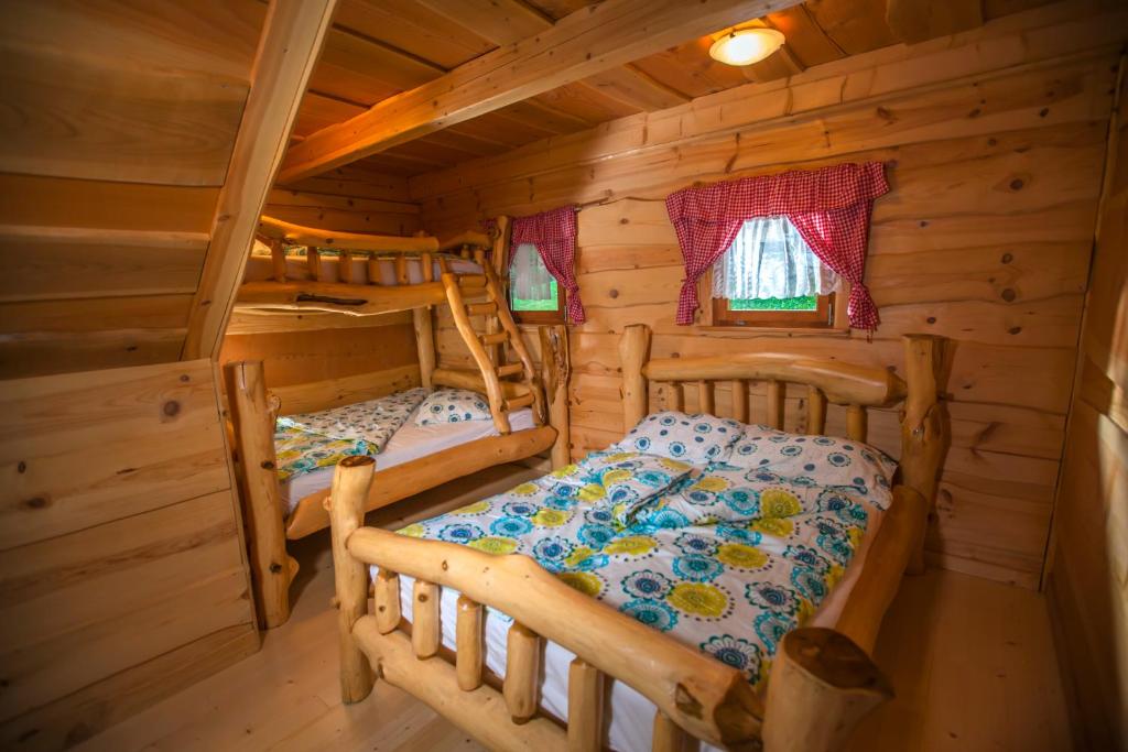 Un pat sau paturi într-o cameră la Glamping Lake Bloke