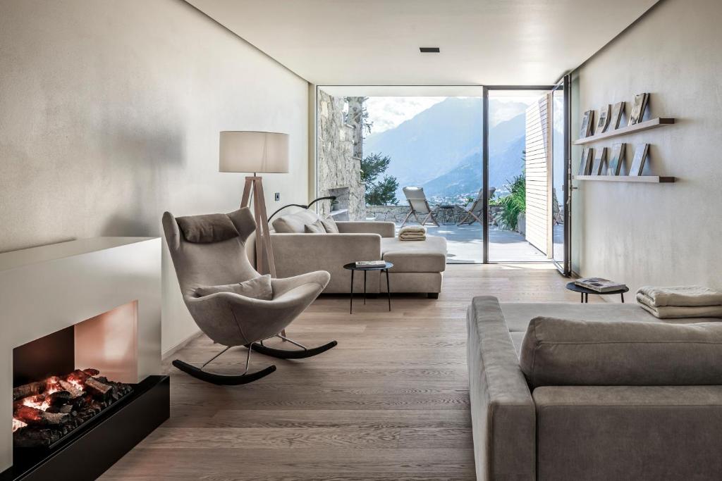 Michael Am Waal في تشينا: غرفة معيشة مع أريكة وكرسي ومدفأة